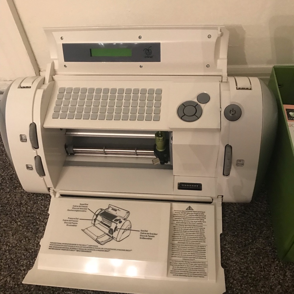 Cricut cutting machine/crafting machine